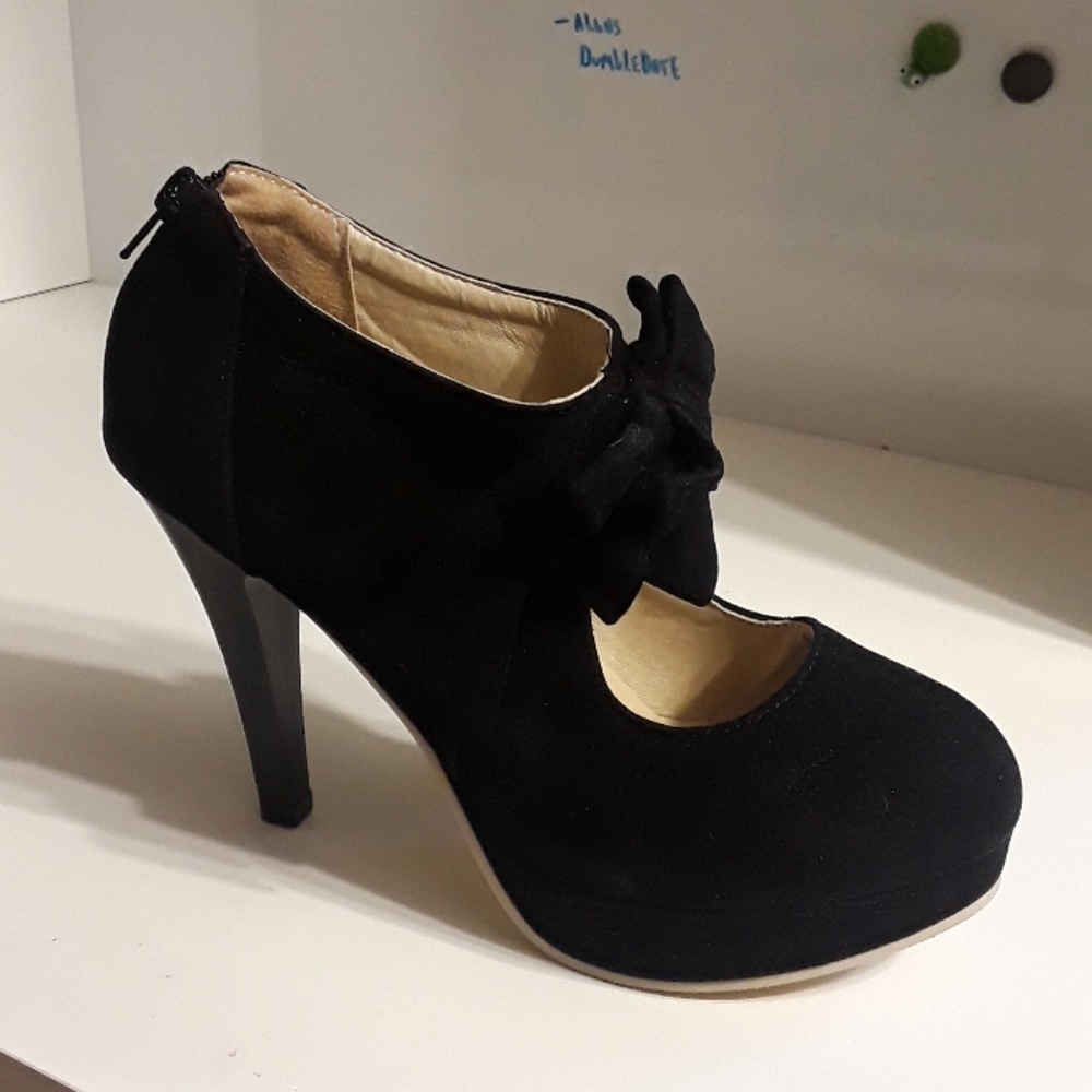 Black bow pumps!!